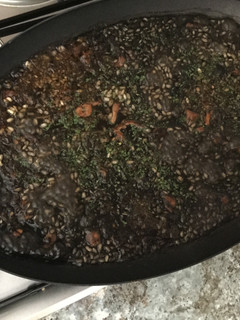 Una foto de Arroz negro Caldoso
