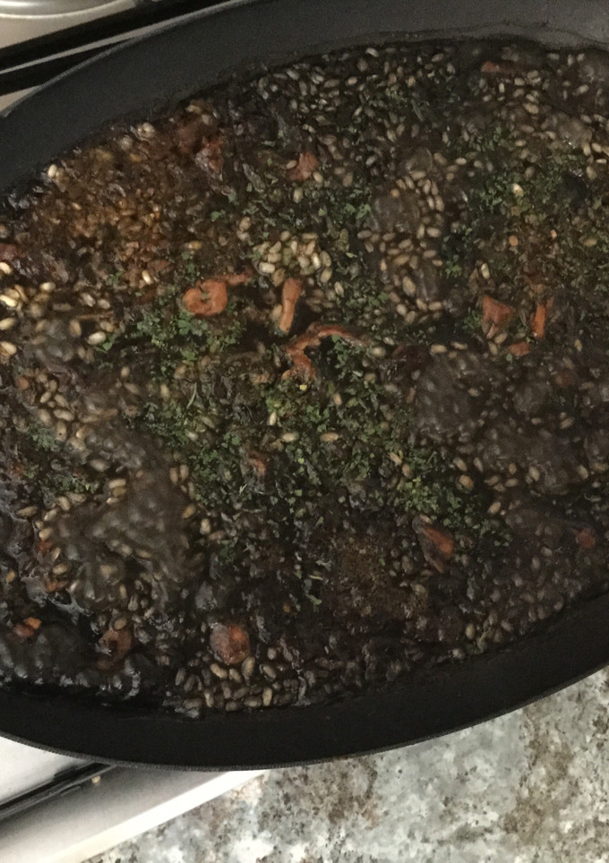 Una foto de Arroz negro Caldoso