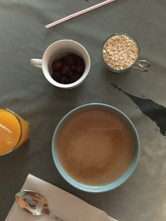 Una foto de Desayuno de cereales de avena y frutos rojos
