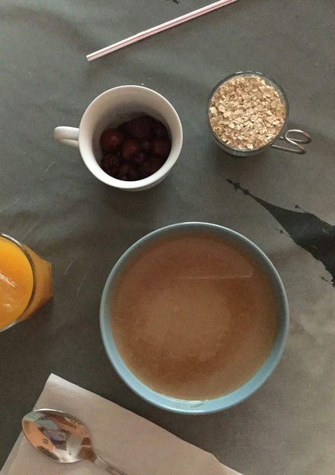 Una foto de Desayuno de cereales de avena y frutos rojos