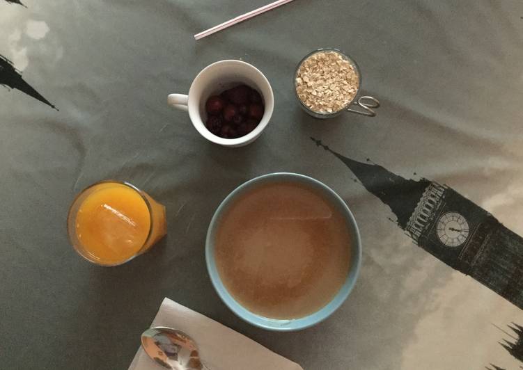 Desayuno de cereales de avena y frutos rojos