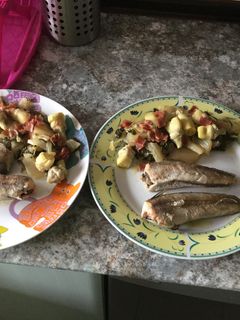 Una foto de Pescadilla a la plancha con alcachofas y acelgas con jamón