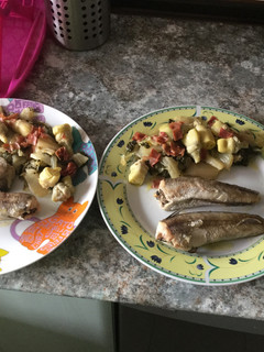 Una foto de Pescadilla a la plancha con alcachofas y acelgas con jamón