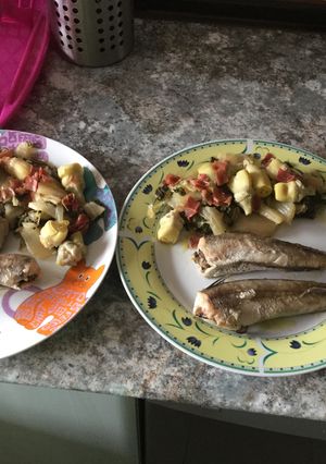 Una foto de Pescadilla a la plancha con alcachofas y acelgas con jamón 