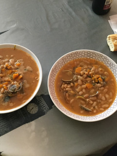 Una foto de Fabes con almejas en olla exprés
