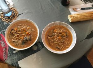 Una foto de Fabes con almejas en olla exprés 
