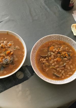 Una foto de Fabes con almejas en olla exprés 