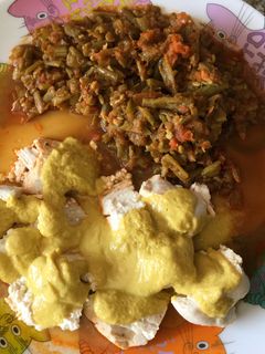 Una foto de Pollo relleno en salsa suprema con judías verdes con tomate
