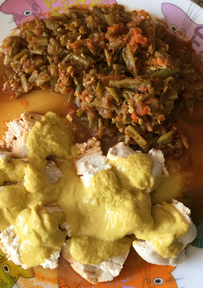 Una foto de Pollo relleno en salsa suprema con judías verdes con tomate 