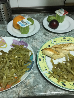 Una foto de Filete de pollo a la plancha con judías verdes