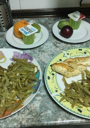 Una foto de Filete de pollo a la plancha con judías verdes