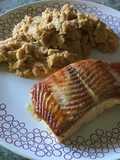 Salmón a la plancha con patatas revolconas