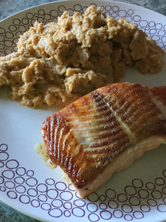 Una foto de Salmón a la plancha con patatas revolconas