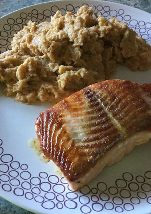 Una foto de Salmón a la plancha con patatas revolconas