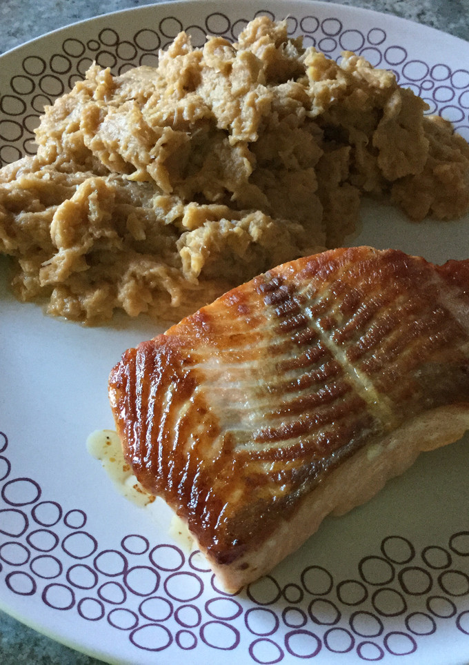 Una foto de Salmón a la plancha con patatas revolconas