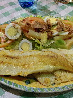 Una foto de Filete de lenguado con ensalada