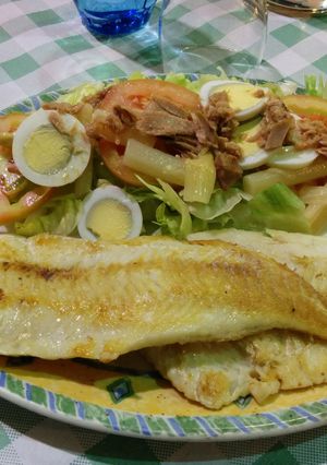 Una foto de Filete de lenguado con ensalada