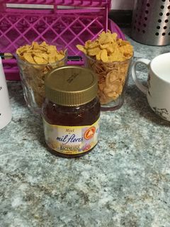 Una foto de Desayuno de cereales de maíz con miel