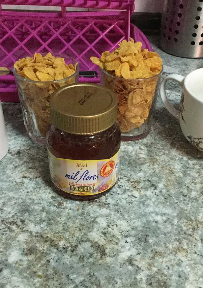 Una foto de Desayuno de cereales de maíz con miel