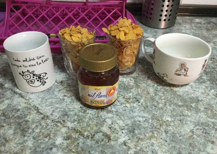 Desayuno de cereales de maíz con miel