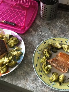 Una foto de Salmón a la plancha con brócoli