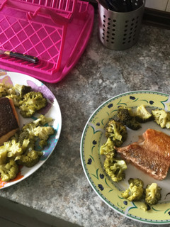 Una foto de Salmón a la plancha con brócoli