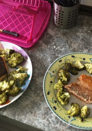 Una foto de Salmón a la plancha con brócoli 