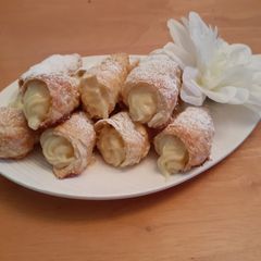 A picture of Italian cream-stuffed cannoncini.