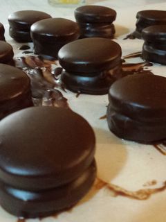 Una foto de Alfajores de chocolate muy fácil de hacer