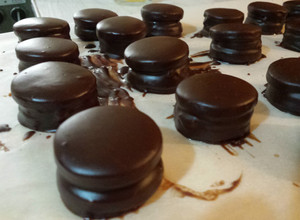Una foto de Alfajores de chocolate muy fácil de hacer
