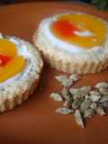 Tartitas de Cardamomo con Duraznos a la Crema