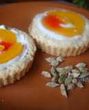 Tartitas de Cardamomo con Duraznos a la Crema