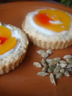Una foto de Tartitas de Cardamomo con Duraznos a la Crema