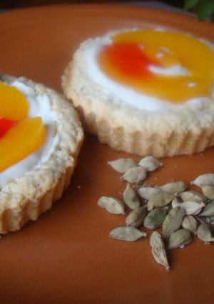 Una foto de Tartitas de Cardamomo con Duraznos a la Crema