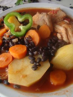 Una foto de Chupin de pescado y porotos negros