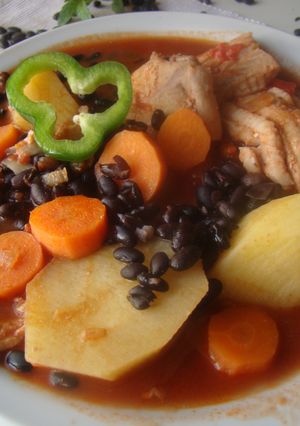 Una foto de Chupin de pescado y porotos negros