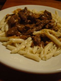 Una foto de Goulash de carne con spetzels fáciles