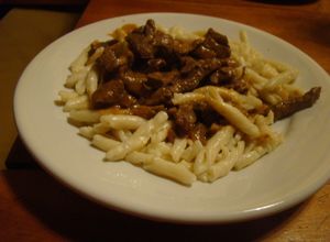 Una foto de Goulash de carne con spetzels fáciles