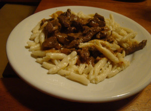 Una foto de Goulash de carne con spetzels fáciles