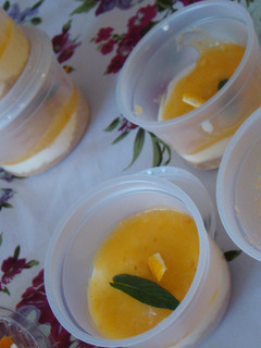 Una foto de Cheesecakes de naranja sin cocción. Individuales