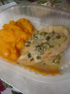 Una foto de Pollo al verdeo light, con puré de calabaza 