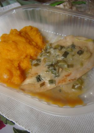 Una foto de Pollo al verdeo light, con puré de calabaza 