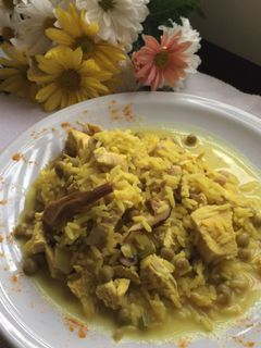 Una foto de Arroz en cúrcuma con hongos y pollo
