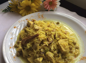 Una foto de Arroz en cúrcuma con hongos y pollo