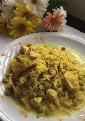 Una foto de Arroz en cúrcuma con hongos y pollo