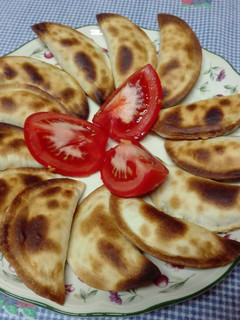 Una foto de Empanadillas de atún y verduras. Receta saludable. Sin fritura