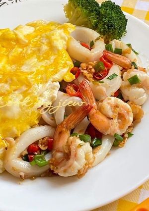 รูปของ ข้าวไข่ข้นกุ้งหมึกพริกเกลือ