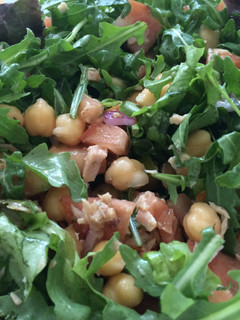 Una foto de Ensalada de garbanzos y rúcula