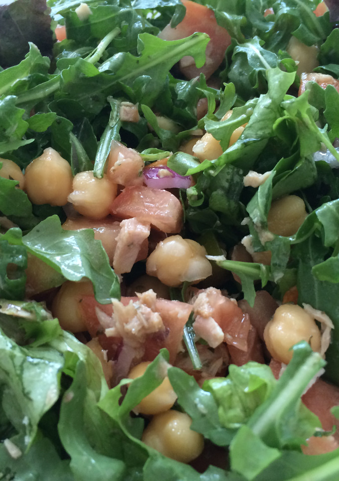 Una foto de Ensalada de garbanzos y rúcula