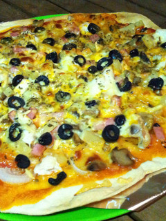Una foto de Pizza rústica con piña